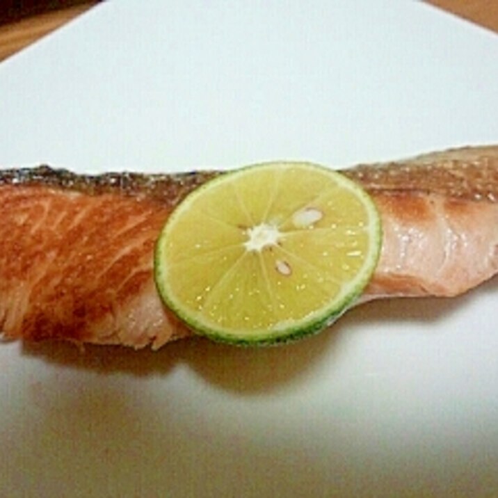 すだちで食べる 秋鮭の醤油漬け焼き レシピ 作り方 By ちゅろす1972 楽天レシピ すだちで食べる 秋鮭の醤油漬け焼き レシピ 作り方 By ちゅろす1972 楽天レシピ